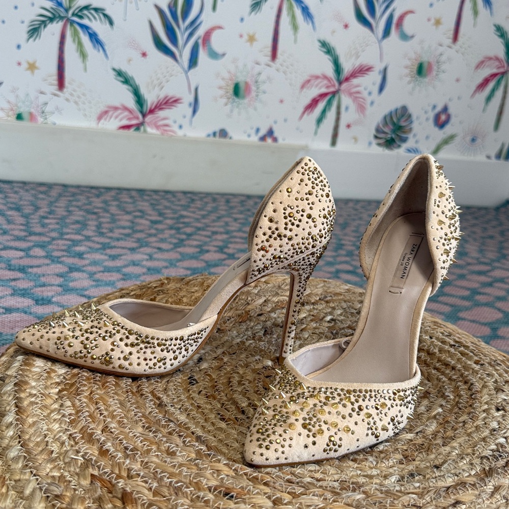 Zara: vamp shoe with studded heel